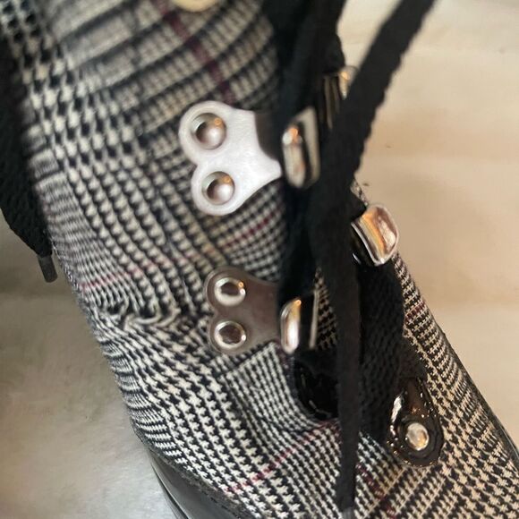 Michael Antonio Black,White &Red plaid fabric lace up boots, black trim SZ7.5 - Picture 2 of 12